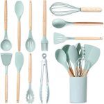 BASVII Juego de Utensilios de Cocina de Silicona de 12 piezas, Accesorios Cocina Fabricado en Silicona de Fino y Mangos de Madera, Utensilios Cocina Apto para Todas Las Ollas y Sartenes (Verde Claro)